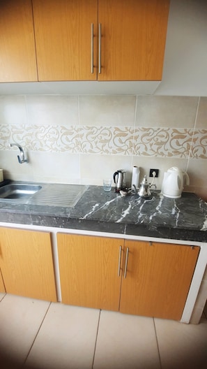 Coffee/tea maker, fridge, oven, stovetop