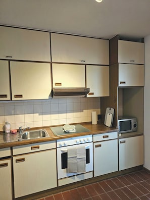 Wasserkocher mit Kaffee-/Teezubehör, Kühlschrank, Mikrowelle, Ofen