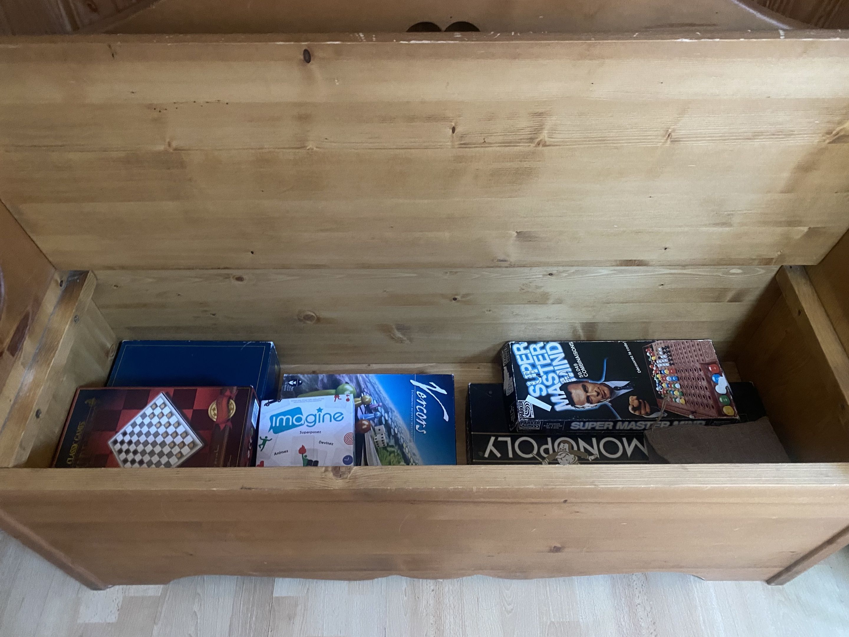 Puuinen laatikko, jossa on lautapelejä.