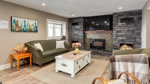 Comfort Suite, Patio, Garden View | Living area