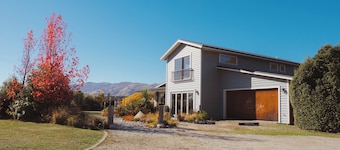 Private & Peaceful Riverside Art House with Sauna | 10 Minutes From Wānaka