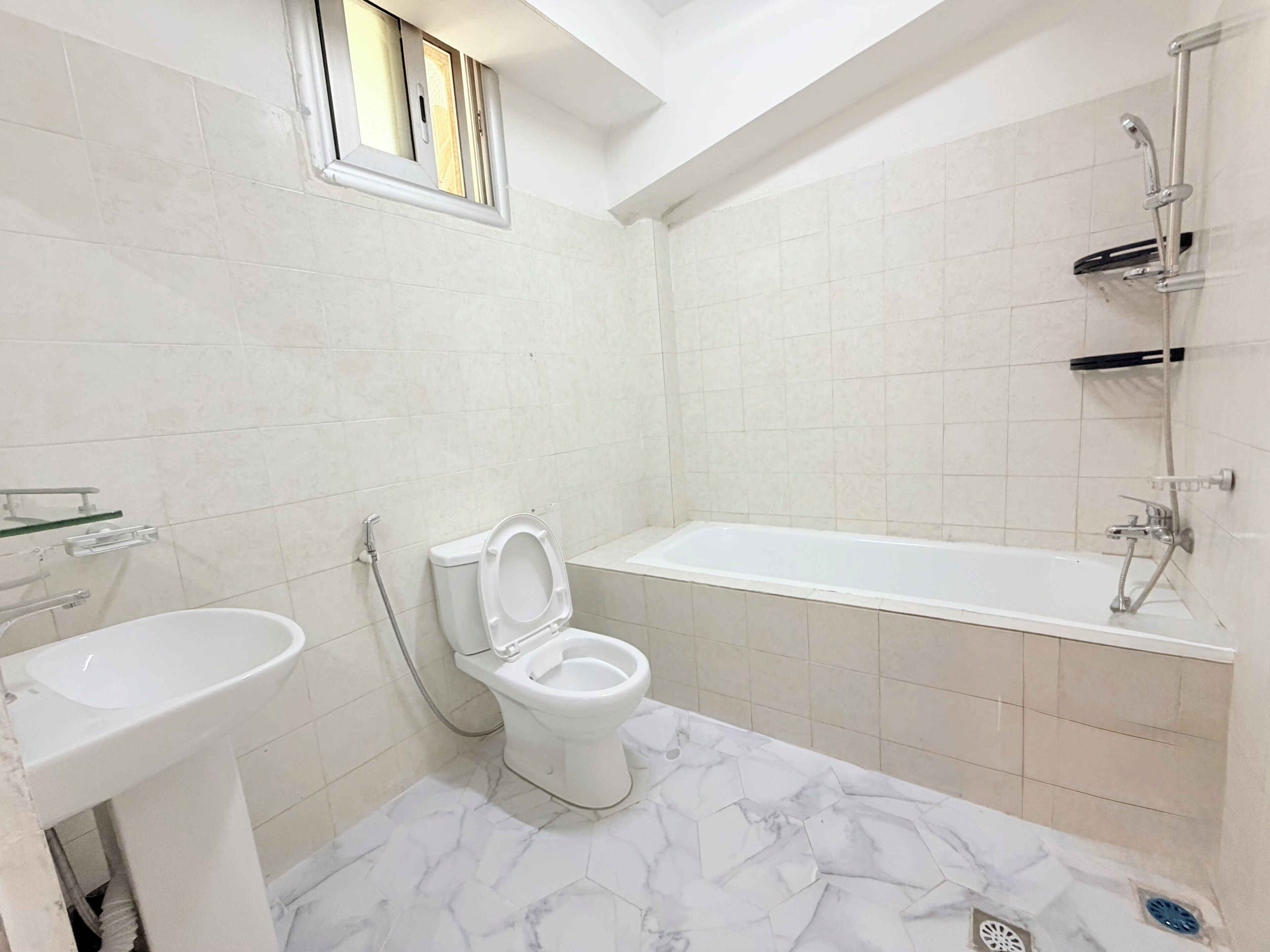 Ein Badezimmer mit Toilette, Waschbecken und Badewanne.