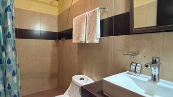 Kamar Standar | Kamar mandi | Shower, perlengkapan mandi gratis, sabun, dan sampo