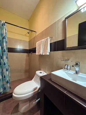 Standard Room | Bathroom | Shower, free toiletries, soap, shampoo - Hotelito Fiesta Caribeña (Coatzacoalcos)