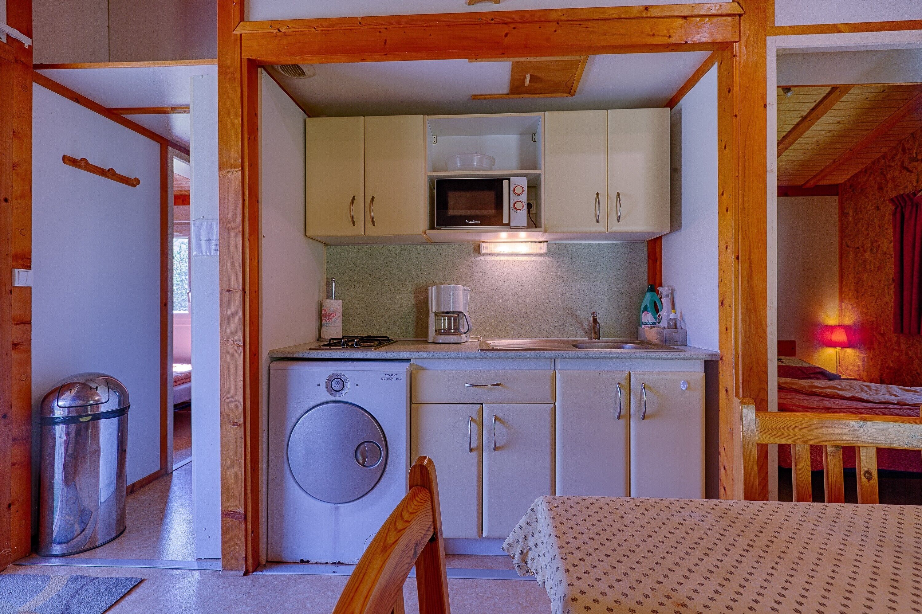 Wasserkocher mit Kaffee-/Teezubehör, Kühlschrank, Mikrowelle, Ofen