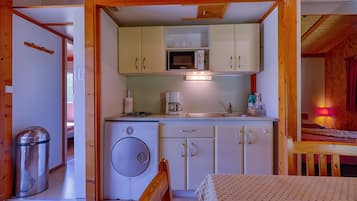Wasserkocher mit Kaffee-/Teezubehör, Kühlschrank, Mikrowelle, Ofen