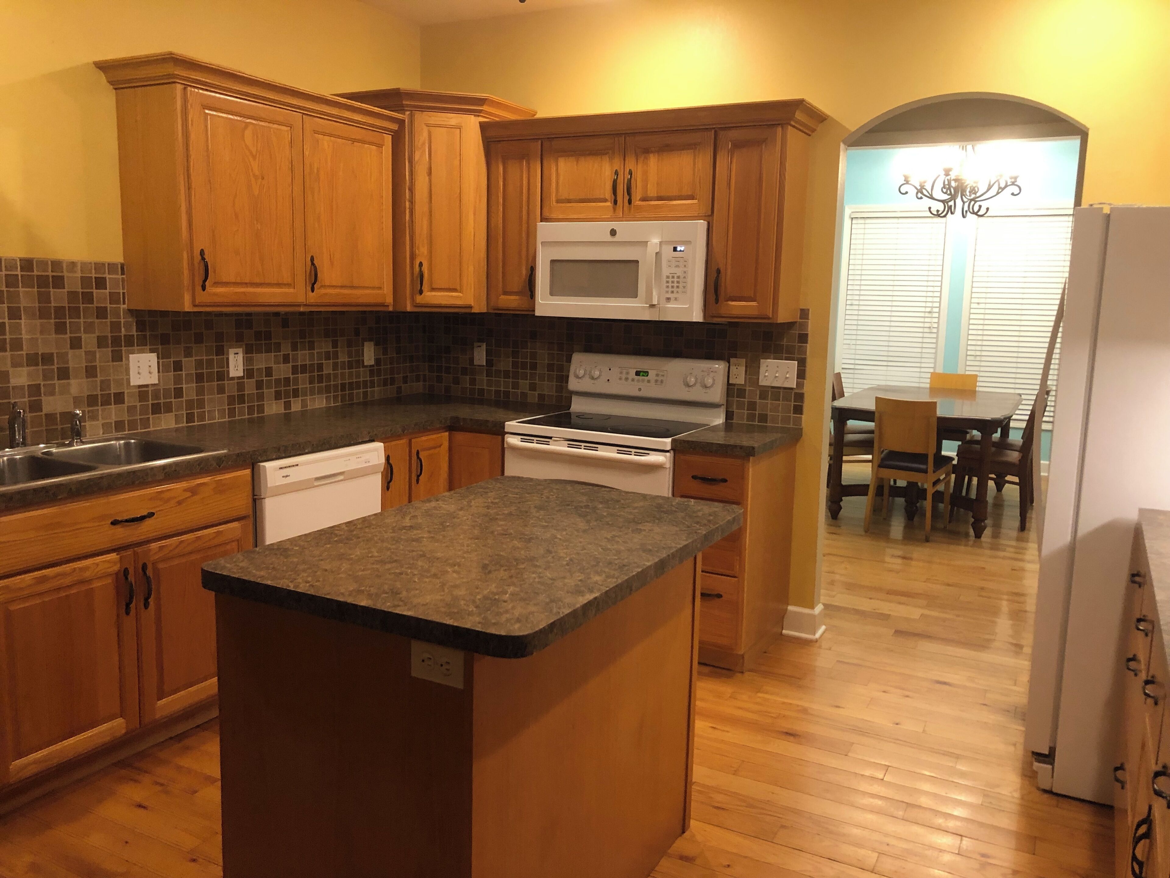 Coffee/tea maker, fridge, oven, stovetop