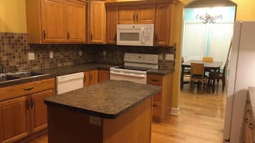 Coffee/tea maker, fridge, oven, stovetop
