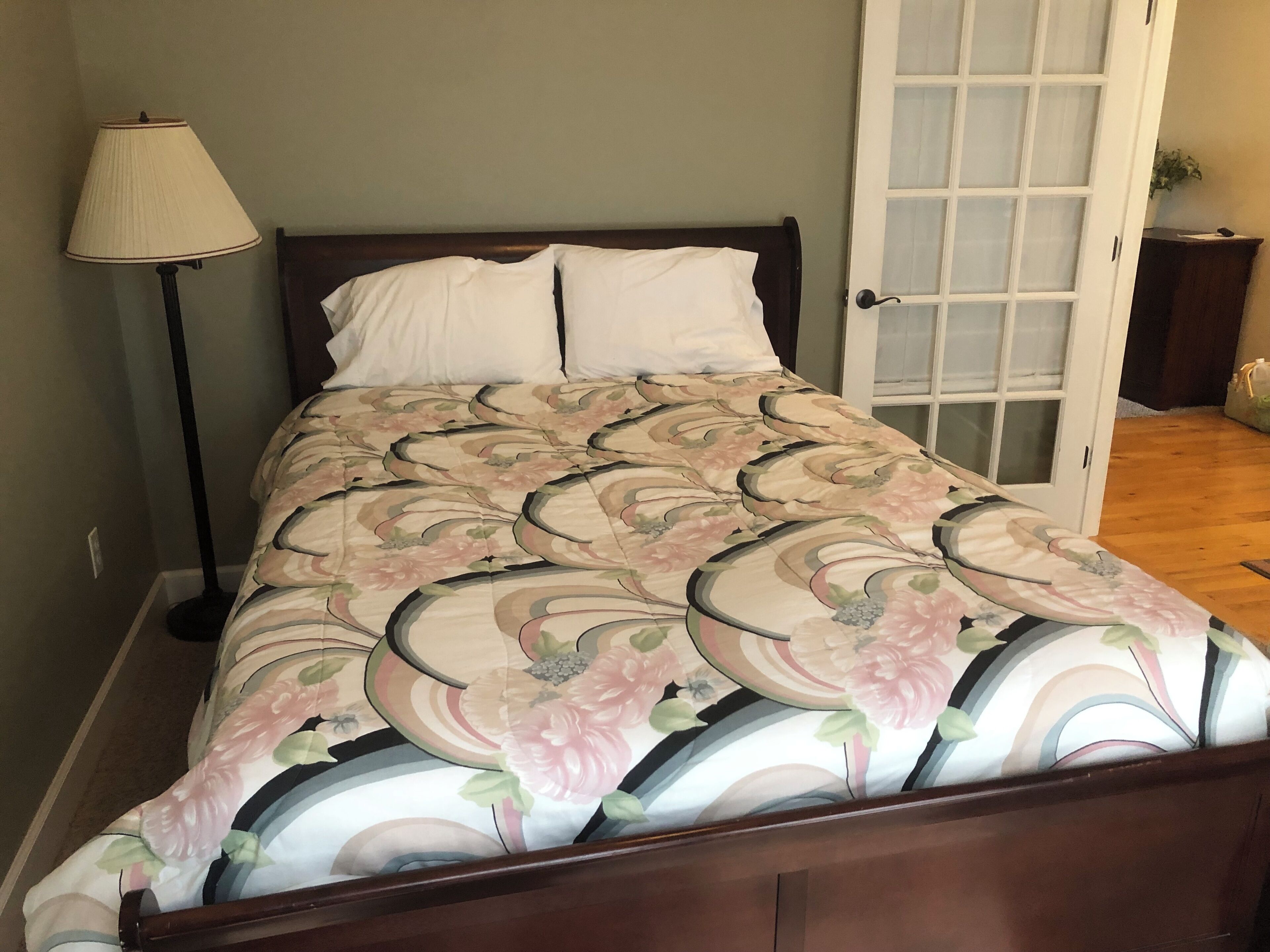 4 bedrooms, iron/ironing board, WiFi (free), bed sheets
