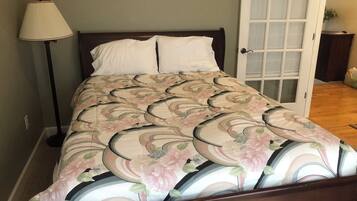 4 bedrooms, iron/ironing board, WiFi (free), bed sheets