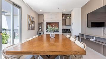 Apartamento Confort, balcón, vistas a la ciudad | Restauración