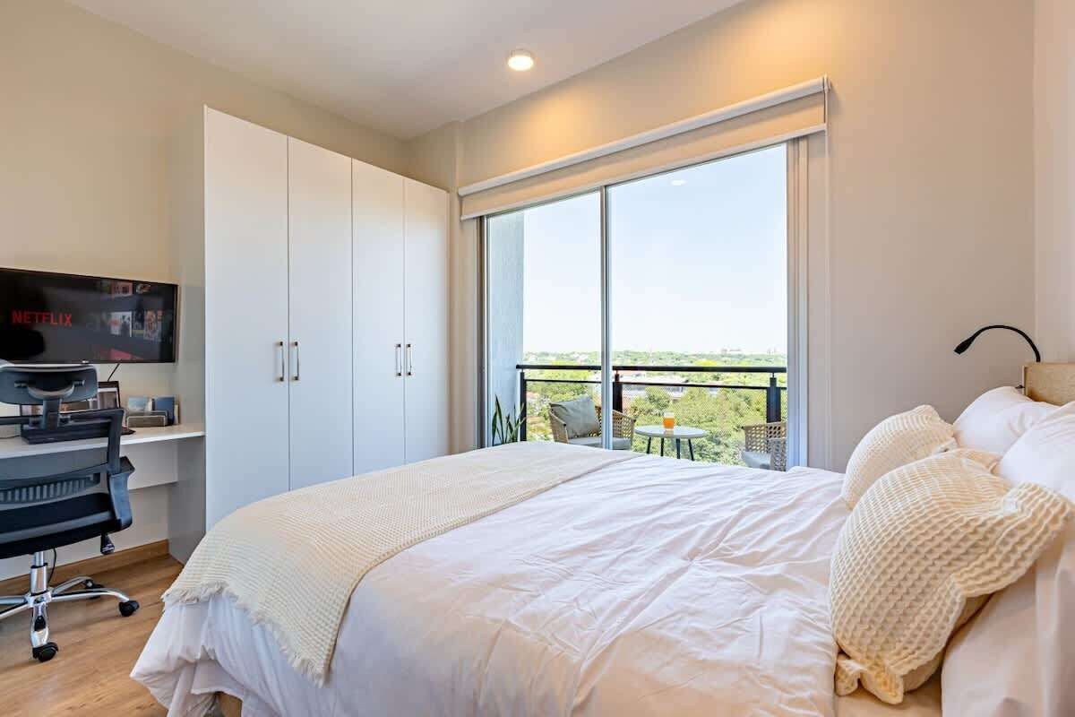 Apartament Comfort, balcó, vistes a la ciutat | Caixa forta a l'habitació i wifi gratuïta 