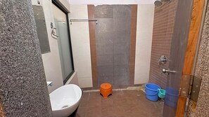 Quarto solteiro standard | Banheiro | Chuveiro, toalhas de banho, sabonete 