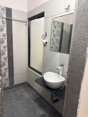 Quarto solteiro standard | Banheiro | Chuveiro, toalhas de banho, sabonete 