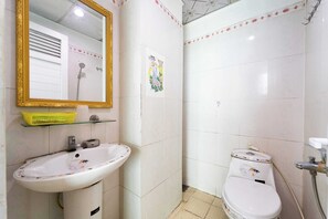 Shower, free toiletries, towels, soap - Collection O Thanh Van Hotel - Binh Tan (Ho Chi Minh, Ho-Chi-Minh)