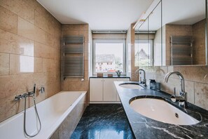 Comfort Quadruple Room | Bathroom | Towels, soap, shampoo, toilet paper - Villa Limoncello (Hard)