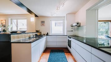 Deluxe-Apartment, Gartenblick | Eigene Küche