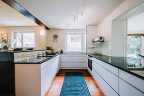 Deluxe Apartment, Garden View | Private kitchen