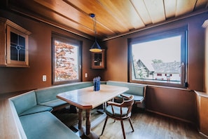 Executive Apartment | Dining - Villa Limoncello (Hard)