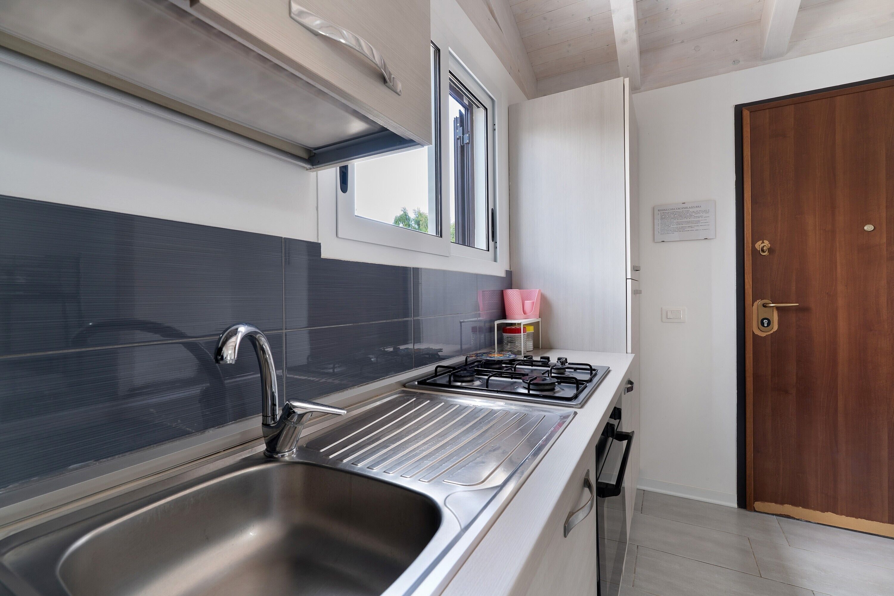 Coffee/tea maker, fridge, oven, stovetop