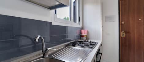 Coffee/tea maker, fridge, oven, stovetop