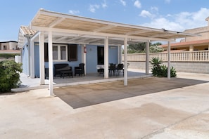 Outdoor dining - Casa Azzurra Beach – Beachfront Holiday Home with Direct Access (Reitani)