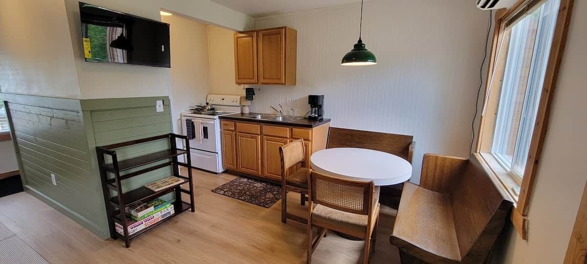 Coffee/tea maker, fridge, microwave, oven