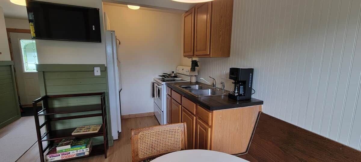 Coffee/tea maker, fridge, microwave, oven
