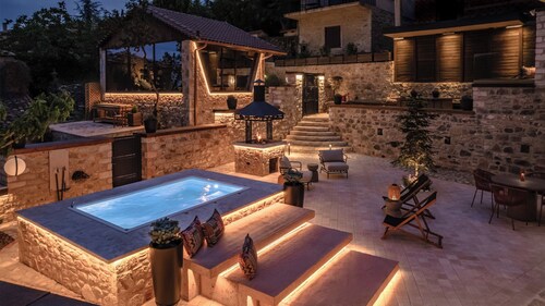 Villa De Madeleine - Stone villa Jacuzzi