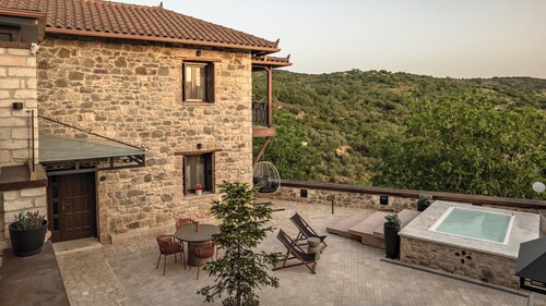 Villa De Madeleine - Stone villa Jacuzzi
