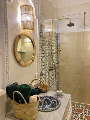Standard Double Room | Bathroom | Shower, free toiletries, hair dryer, towels - Riad Green Vines (Marrakech)