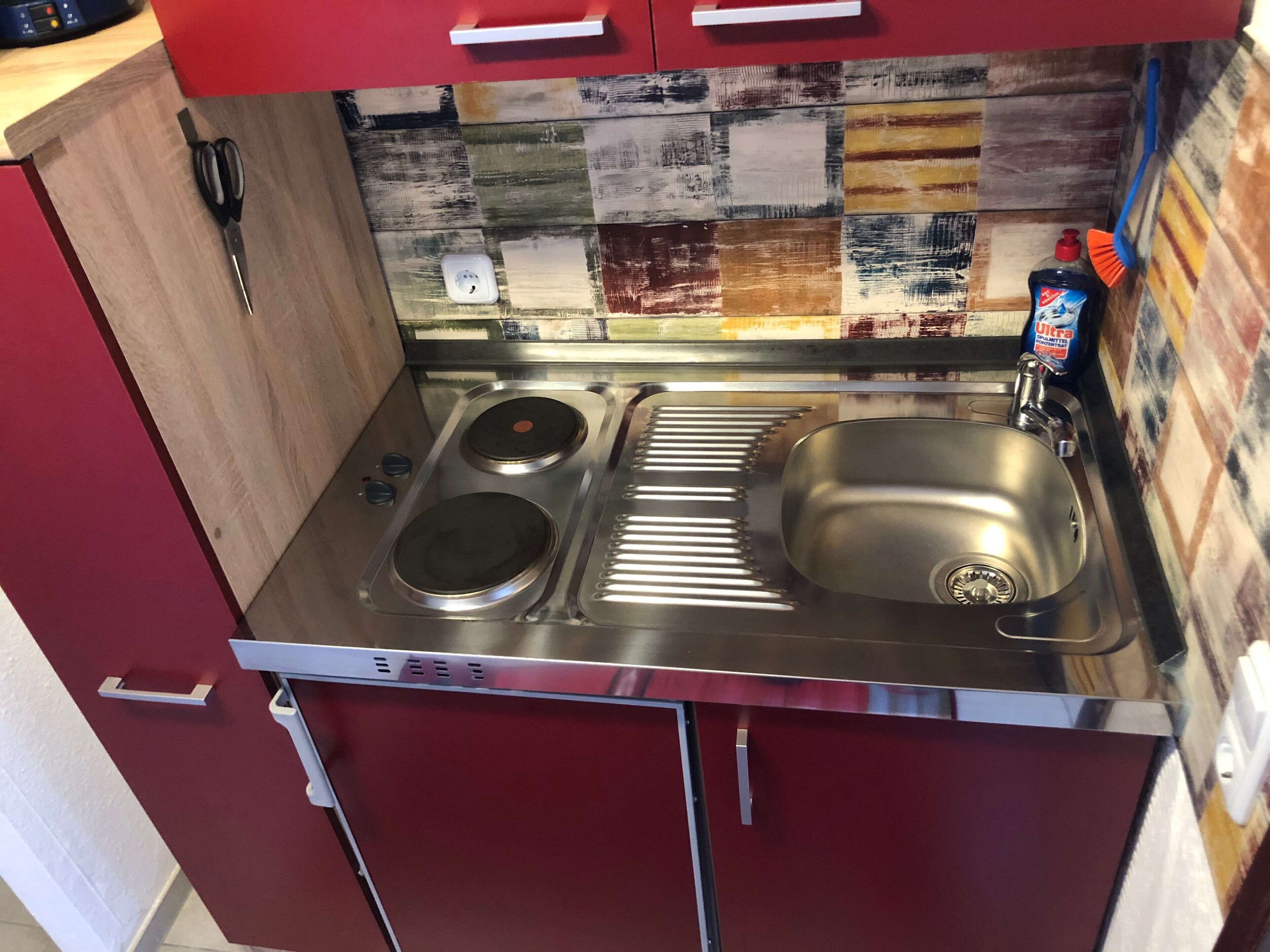 Wasserkocher mit Kaffee-/Teezubehör, Kühlschrank, Ofen, Herdplatte