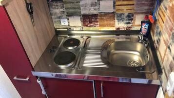 Wasserkocher mit Kaffee-/Teezubehör, Kühlschrank, Ofen, Herdplatte