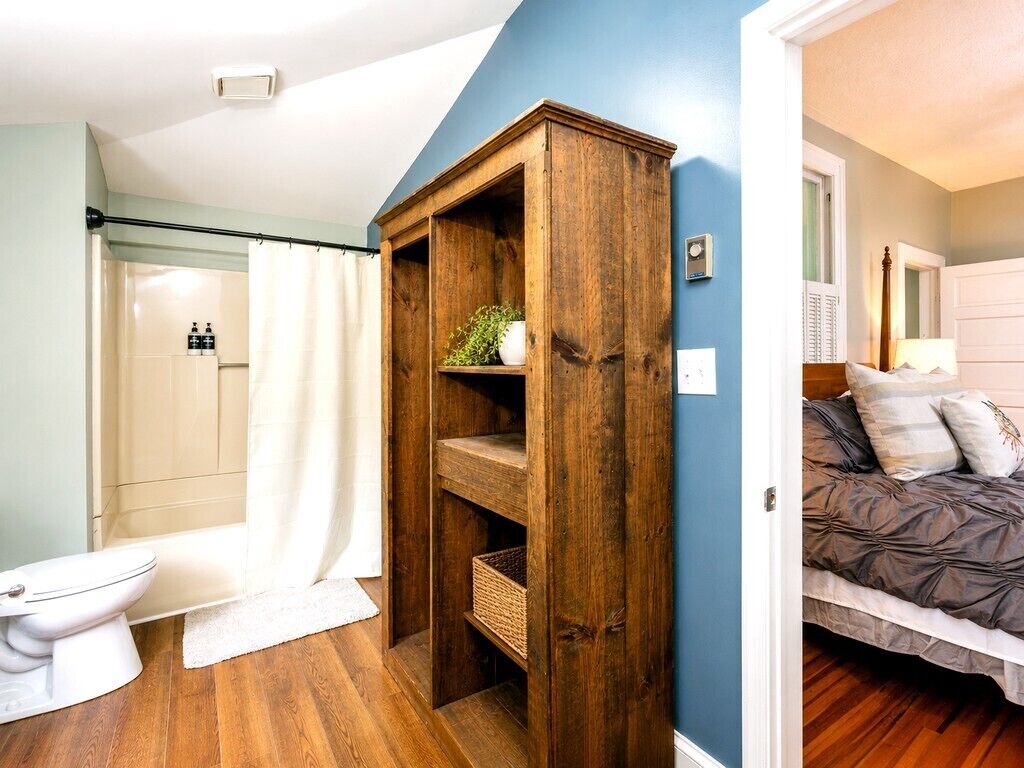 King Superior Suite, 2 Bedrooms, Ensuite, Valley View (The Bookside) | Bathroom | Free toiletries, hair dryer, bathrobes, towels