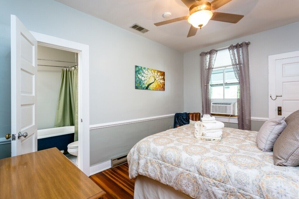 Superior Suite, 1 Queen Bed, Ensuite, Valley View (The Hummingbird) | Memory-foam beds, iron/ironing board (on request), free WiFi, bed sheets