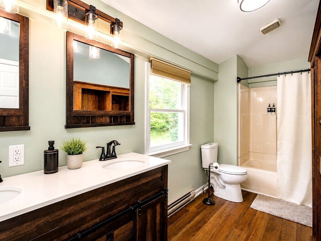 King Superior Suite, 2 Bedrooms, Ensuite, Valley View (The Bookside) | Bathroom | Free toiletries, hair dryer, bathrobes, towels
