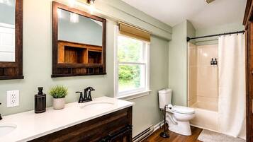 King Superior Suite, 2 Bedrooms, Ensuite, Valley View (The Bookside) | Bathroom | Free toiletries, hair dryer, bathrobes, towels