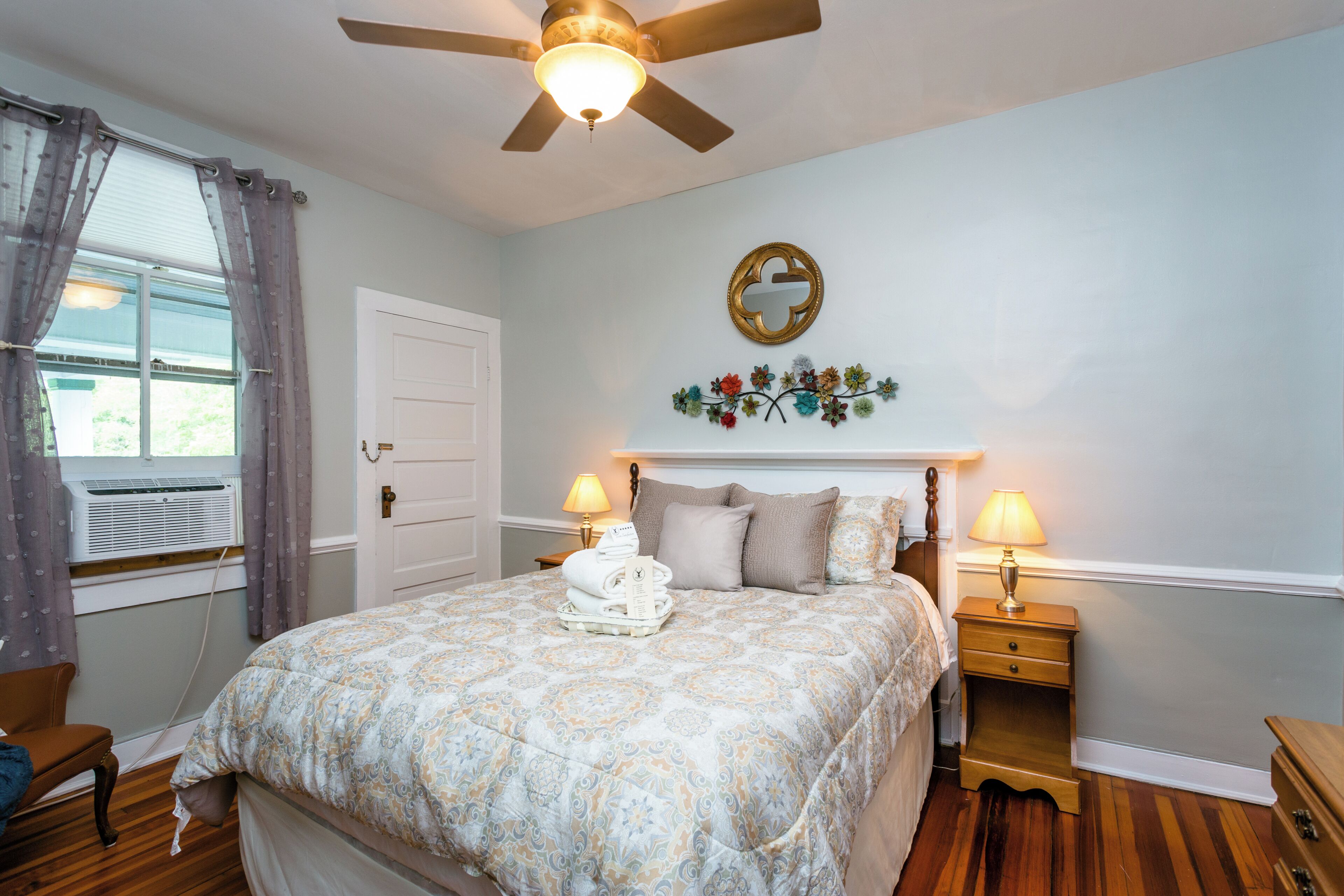 Suite Supérieure, 1 grand lit, salle de bains attenante, vue vallée | Matelas mémoire de forme, fer et planche à repasser, Wi-Fi gratuit
