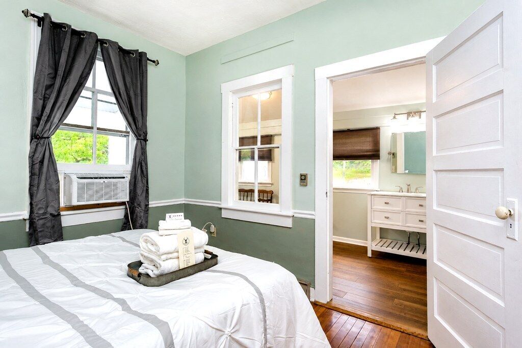 Suite Supérieure, 1 grand lit, salle de bains attenante, vue vallée | Matelas mémoire de forme, fer et planche à repasser, Wi-Fi gratuit