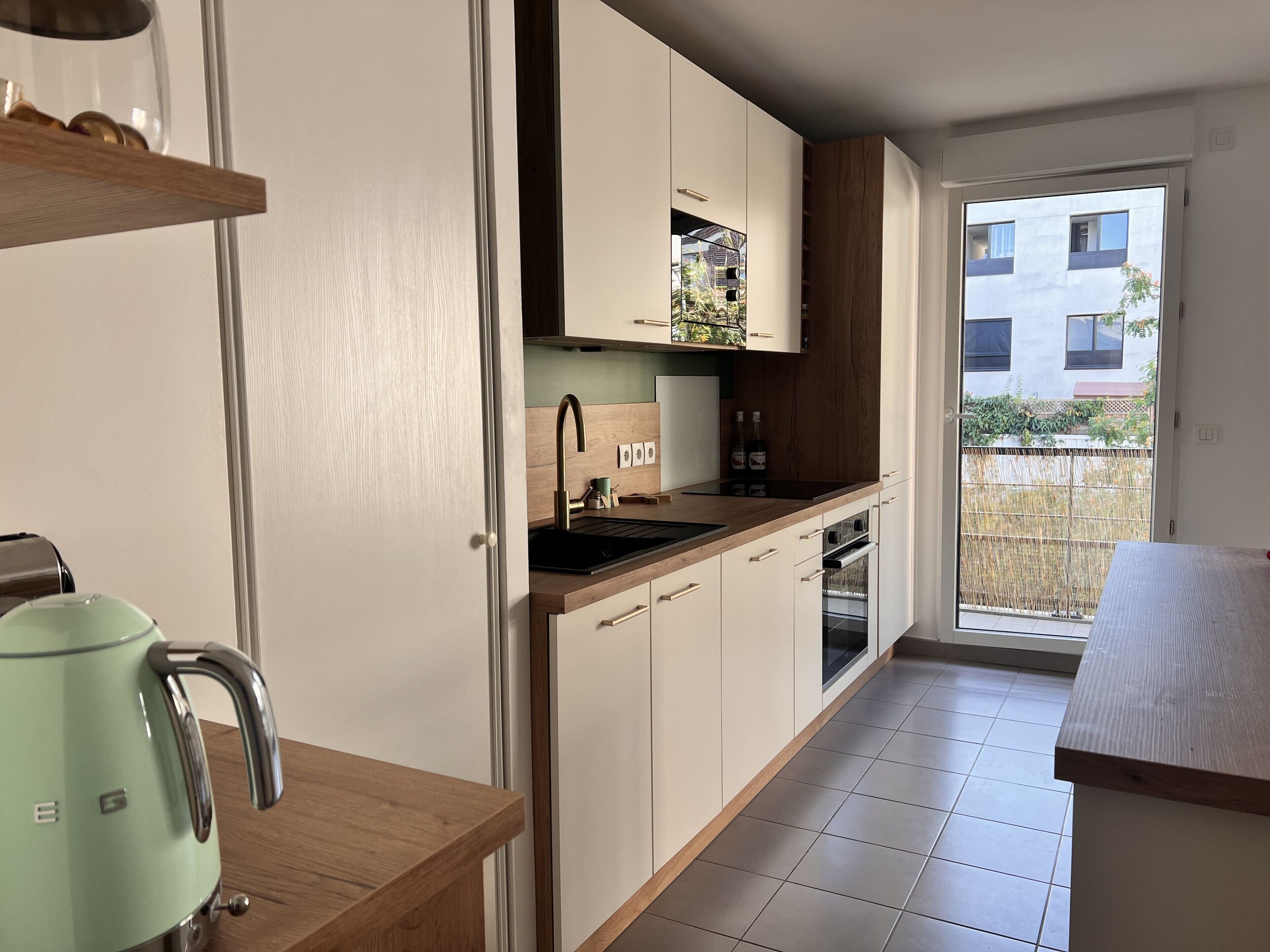 Wasserkocher mit Kaffee-/Teezubehör, Kühlschrank, Mikrowelle, Ofen