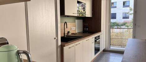 Wasserkocher mit Kaffee-/Teezubehör, Kühlschrank, Mikrowelle, Ofen