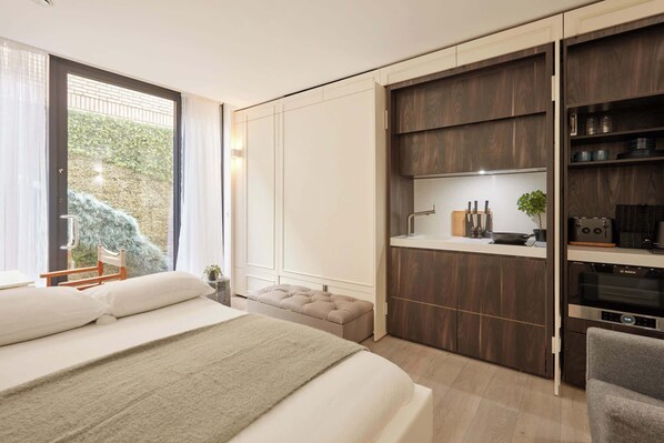 Room - The Westlight: Bright LG Studio in White City (London)