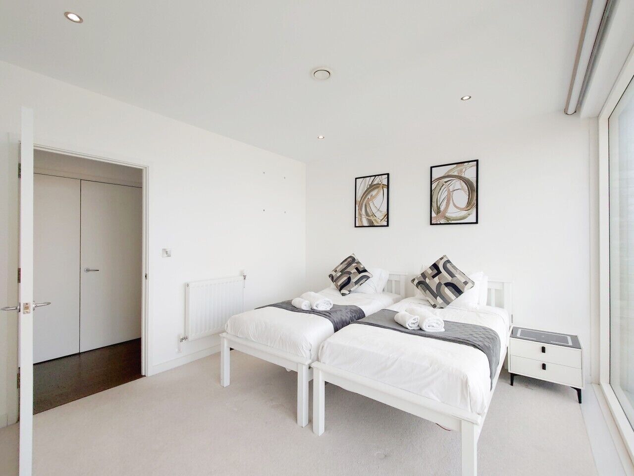 Desk, iron/ironing board, WiFi, bed sheets