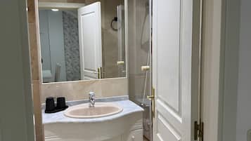 Ducha, secador de pelo, toallas