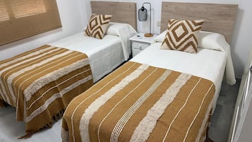 Tabla de planchar con plancha, wifi y ropa de cama