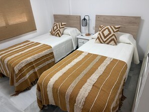 Tabla de planchar con plancha, wifi y ropa de cama 
