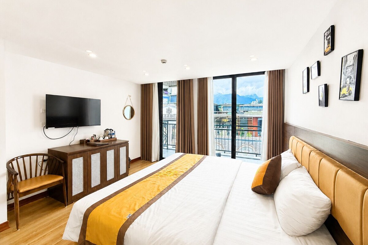 Deluxe Double With Balcony & City View | Frigobar, escrivaninha, Wi-Fi de cortesia, roupa de cama