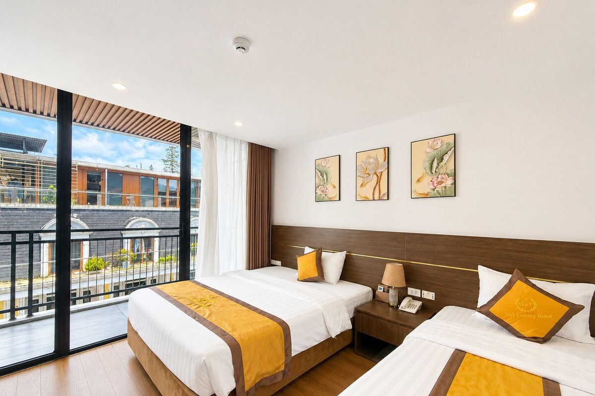 Triple Room With Balcony & City View | Frigobar, escrivaninha, Wi-Fi de cortesia, roupa de cama