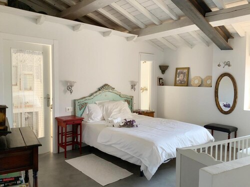 Country House 'La Grulla Dorada' with Shared Terrace, Wi-Fi and Air Conditioning