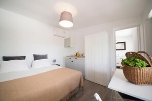 Studio Basic - uteplats - utsikt mot trädgården | Ljudisolering, strykjärn/strykbräda och gratis wi-fi